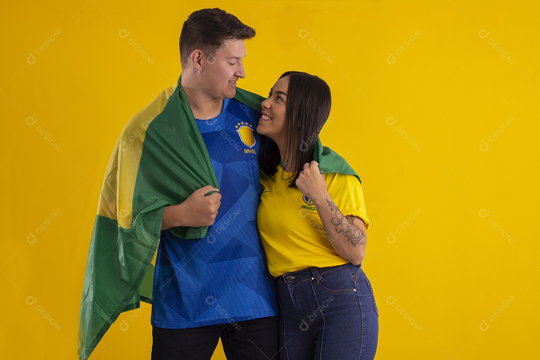 Casal torcendo em jogo para o brasil