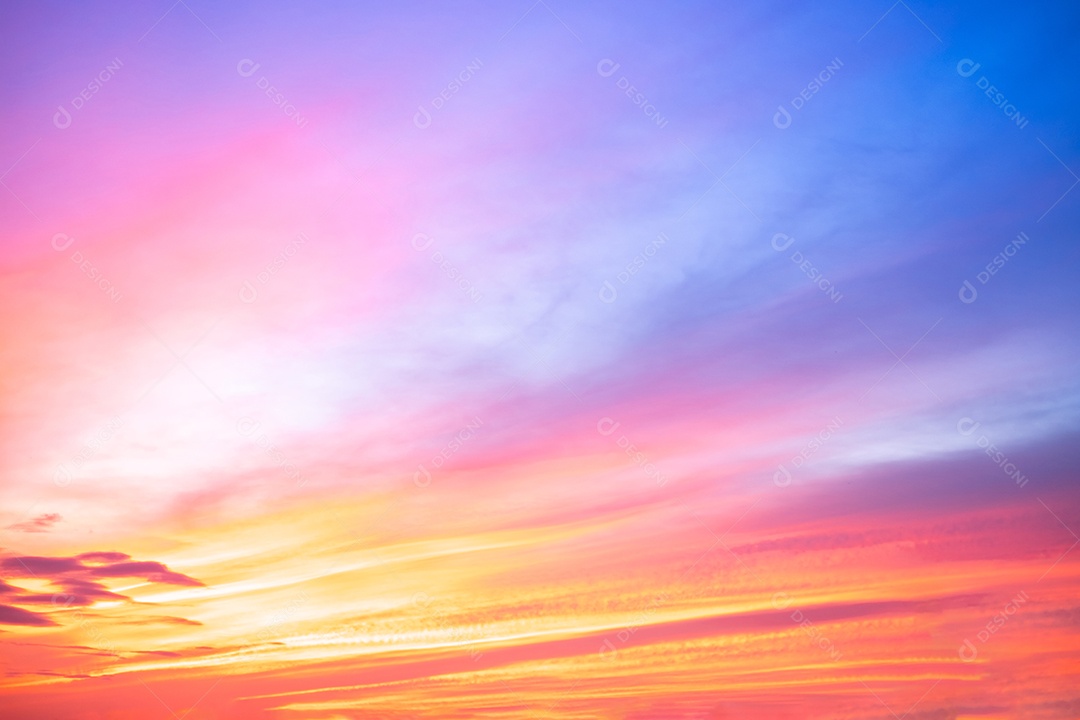 Céu lindo colorido ao entardecer