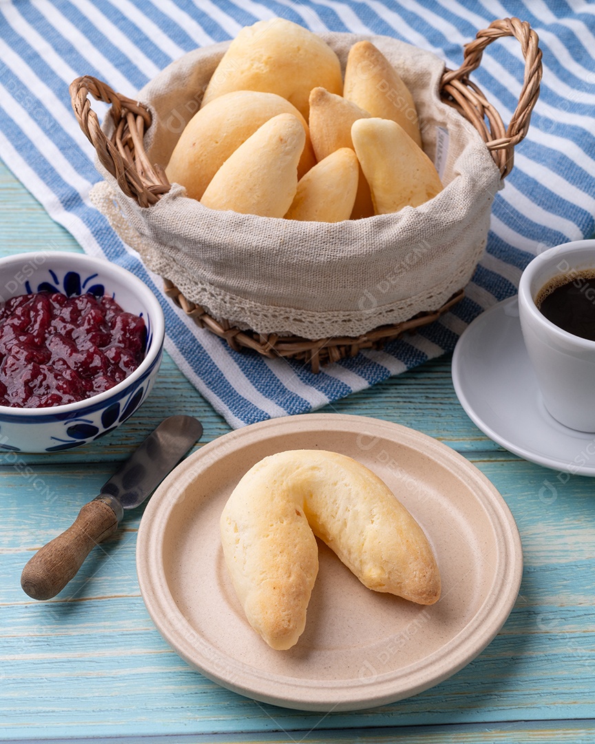 Cesta de chipas com geleia e xícara de café