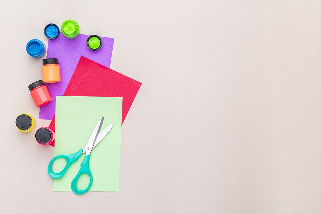 Folhas coloridas tintas e uma tesoura