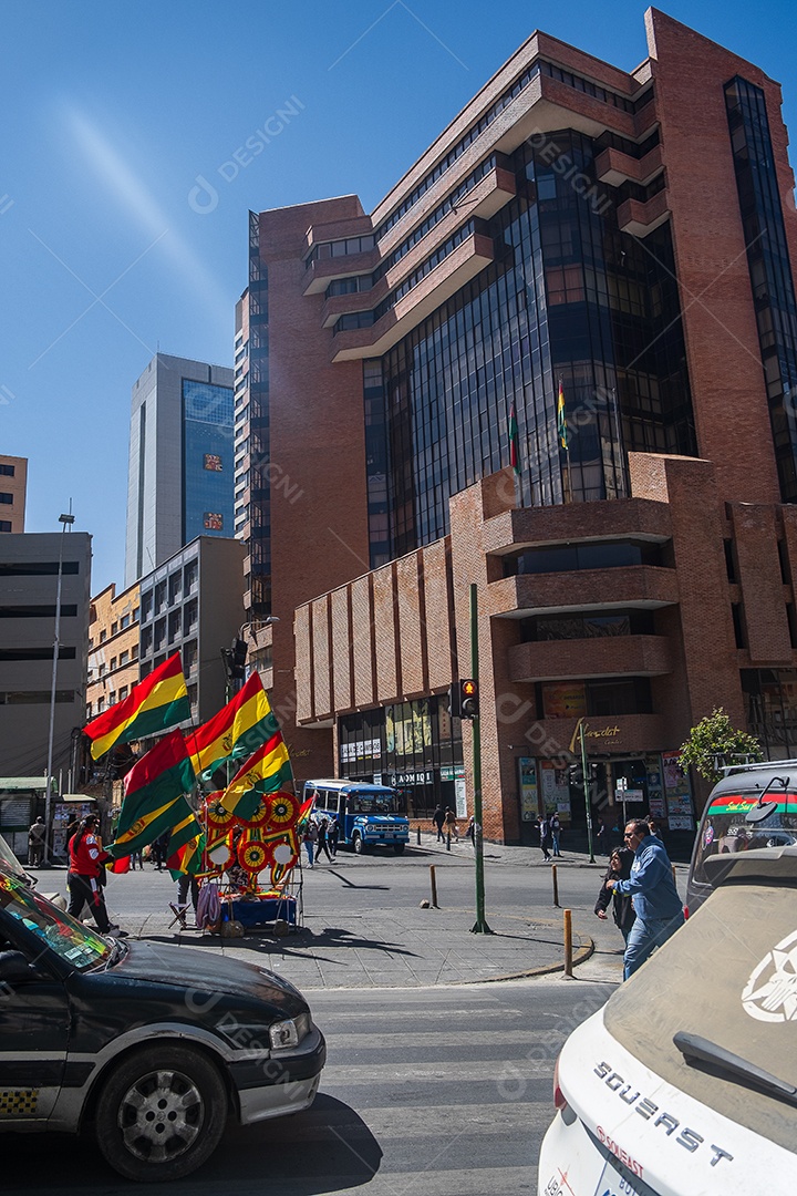 Ruas atravessadas na capital com veículos e vendedores ambulantes