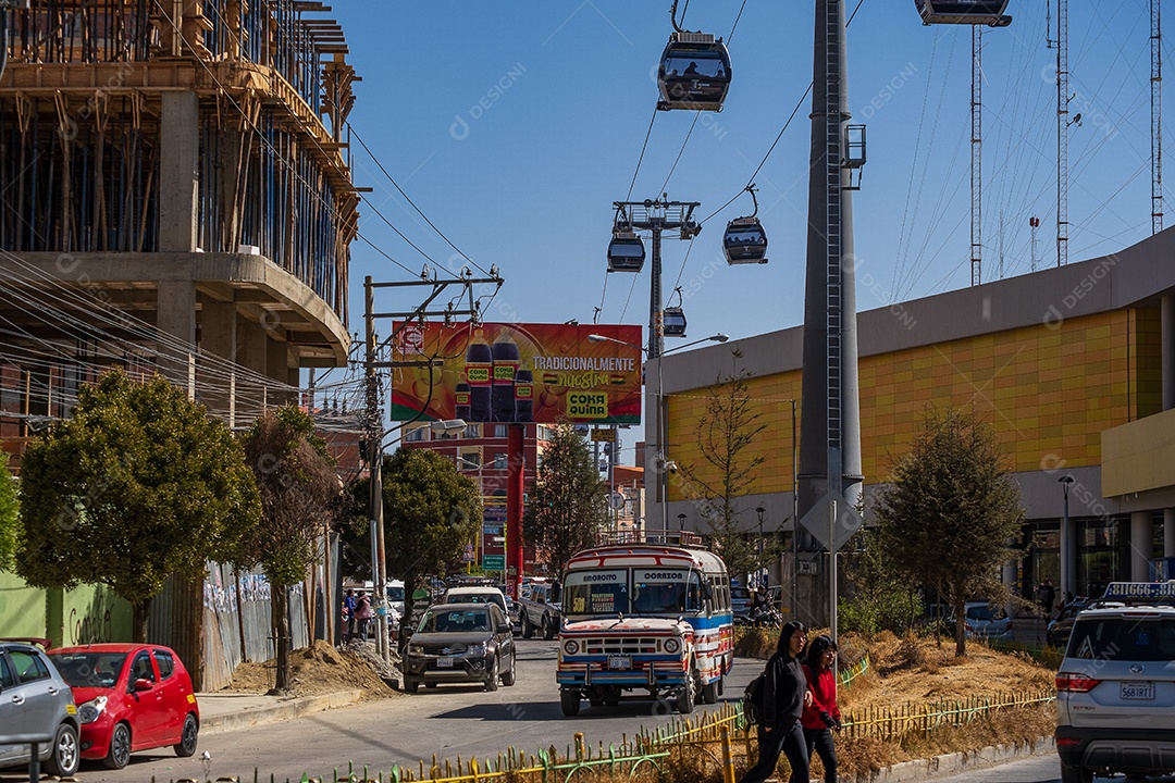 Ônibus viajando em uma rua da cidade com um teleférico ao fundo