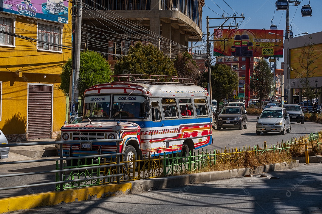 Ônibus viajando em uma rua da cidade com um teleférico ao fundo