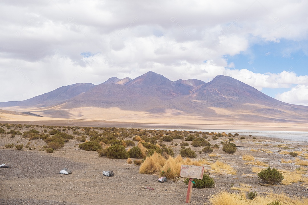 Lago e montanhas no deserto na Bolívia