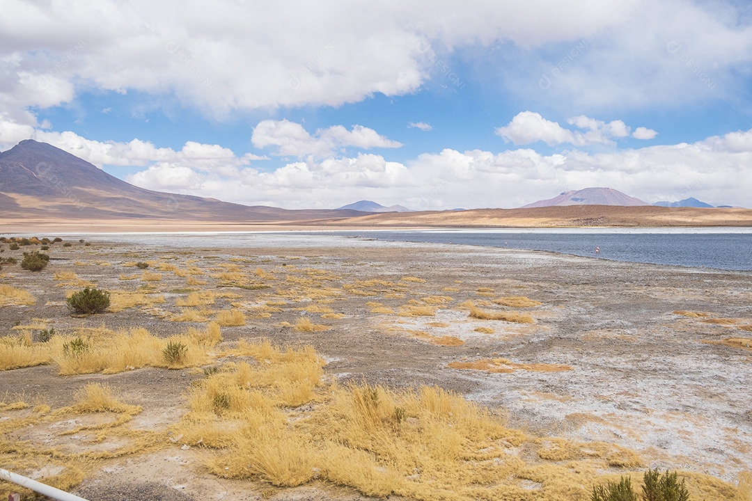 Lago e montanhas no deserto na Bolívia