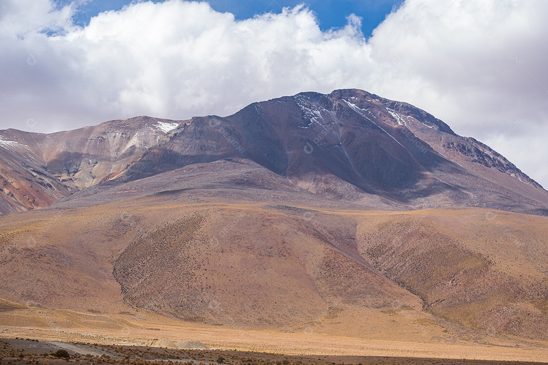 Montanhas no deserto na Bolívia