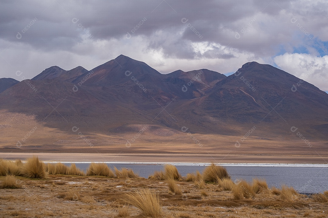 Lago e montanhas no deserto na Bolívia