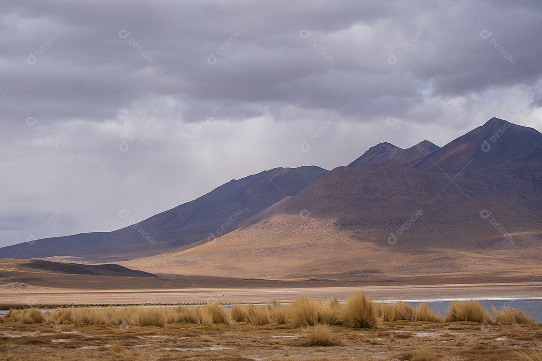Lago e montanhas no deserto na Bolívia