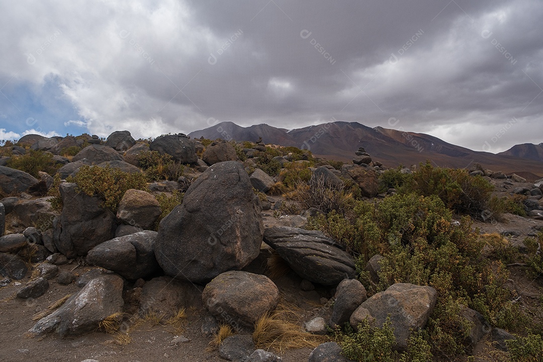 Rochas de origem vulcânica em montanhas do Altiplano boliviano