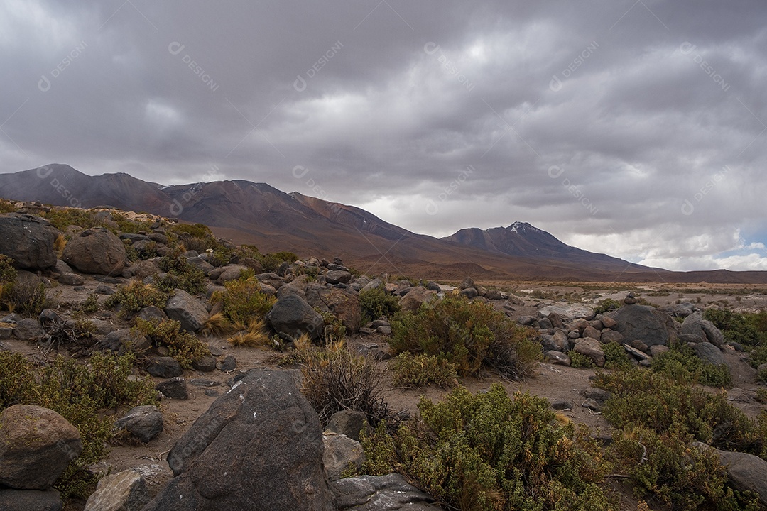 Rochas de origem vulcânica em montanhas do Altiplano boliviano
