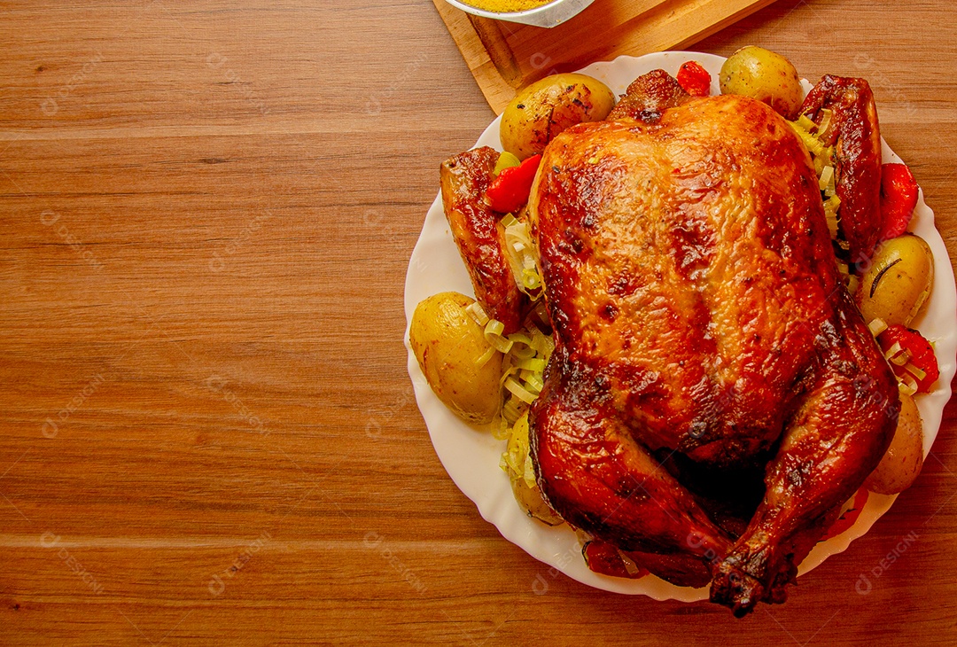 Frango assado com batatas delicioso