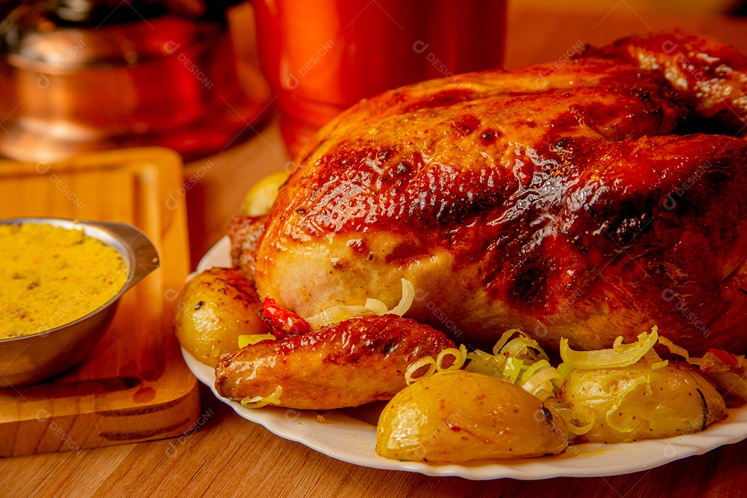 Frango assado delicioso com batatas e farofa