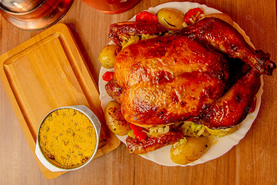 Prato com chester assado delicioso e farofa