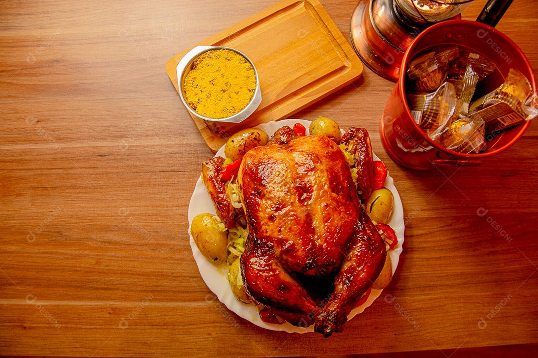 Prato com chester assado delicioso e farofa