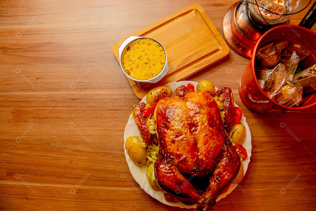 Mesa posta com um delicioso frango assado e farofa