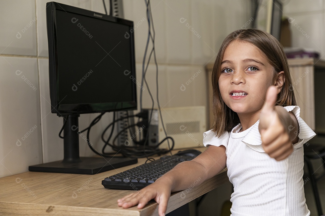 Garotinha feliz com gesto de legal