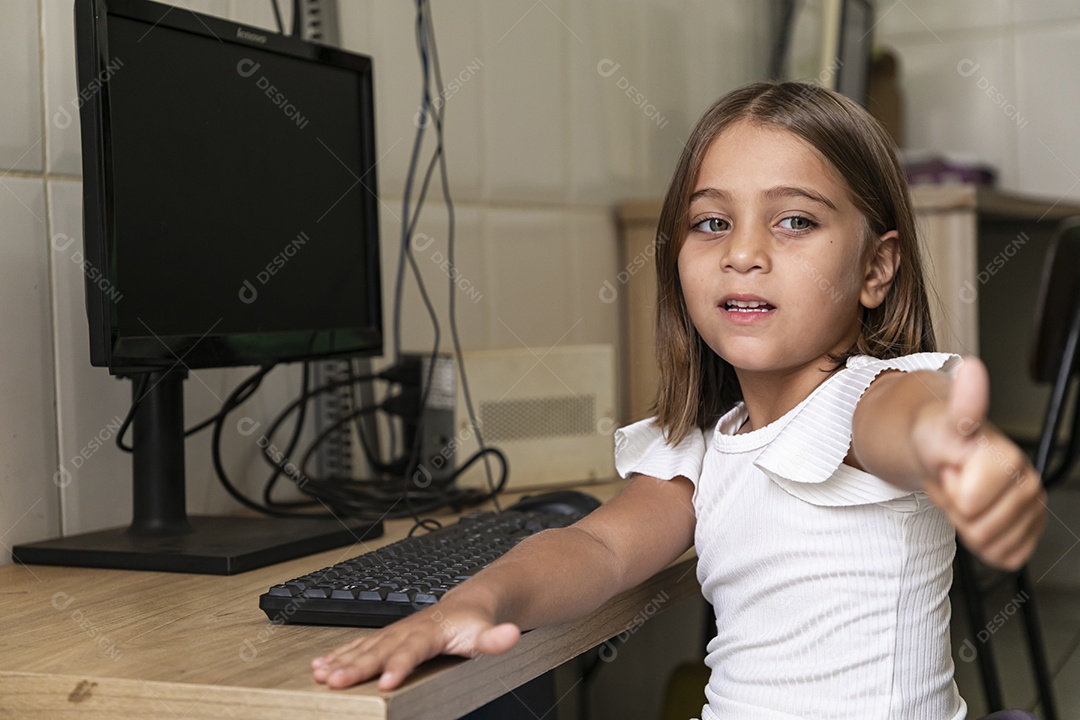 Garotinha feliz com gesto de beleza