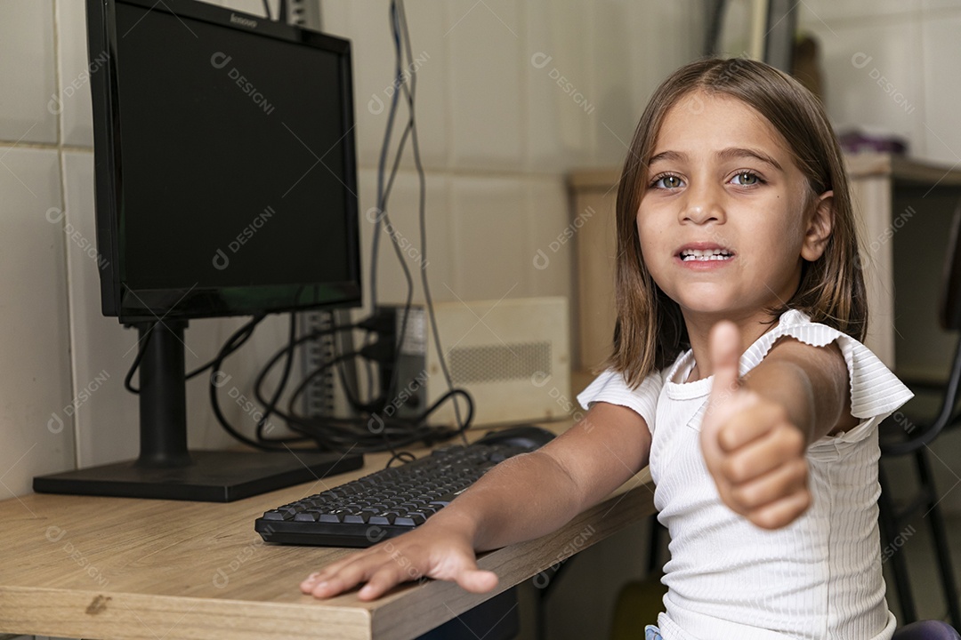 Linda garotinha com gesto de beleza