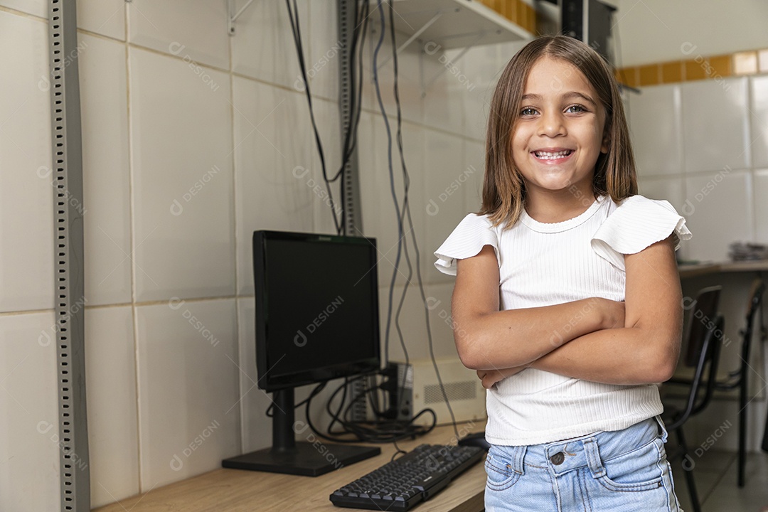 Uma linda garotinha sorrindo de braços cruzados
