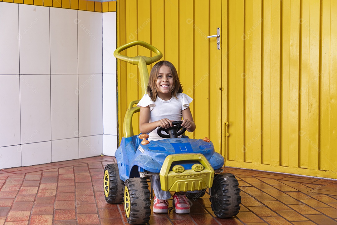 Carrinho de brinquedo e uma menina brinquedo