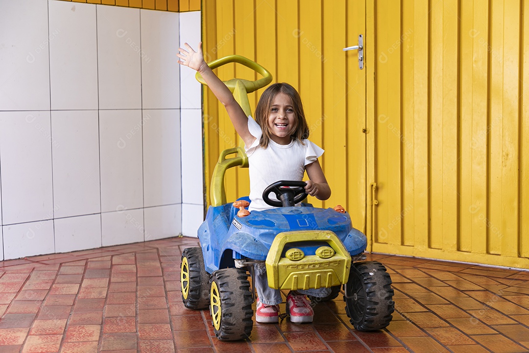 Carrinho de brinquedo e uma garotinha