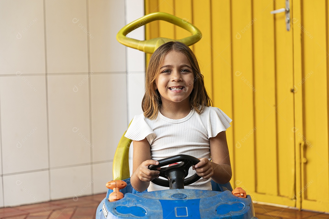 Garotinha linda brincando em um carrinho