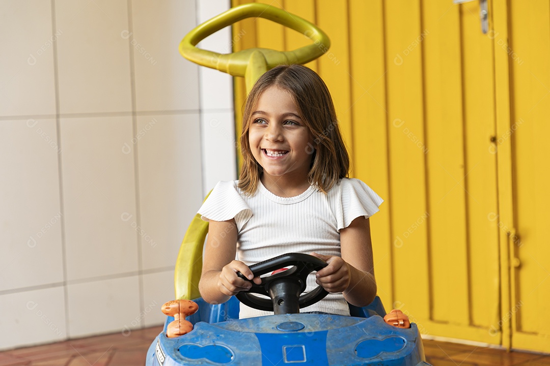 Criança com carrinho de brinquedo
