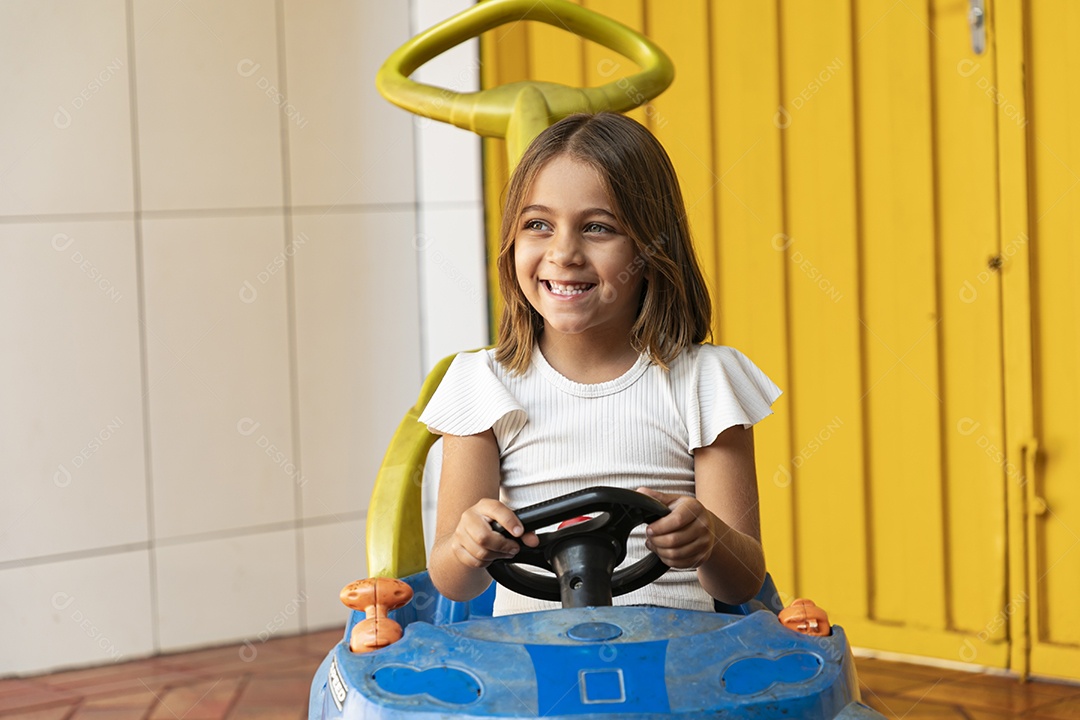 Garotinha linda com carrinho de brinquedo