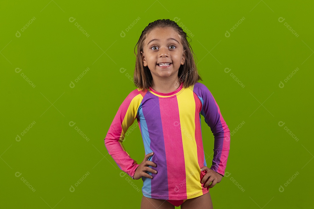 Linda garotinha loira sorrindo com mãos na cintura