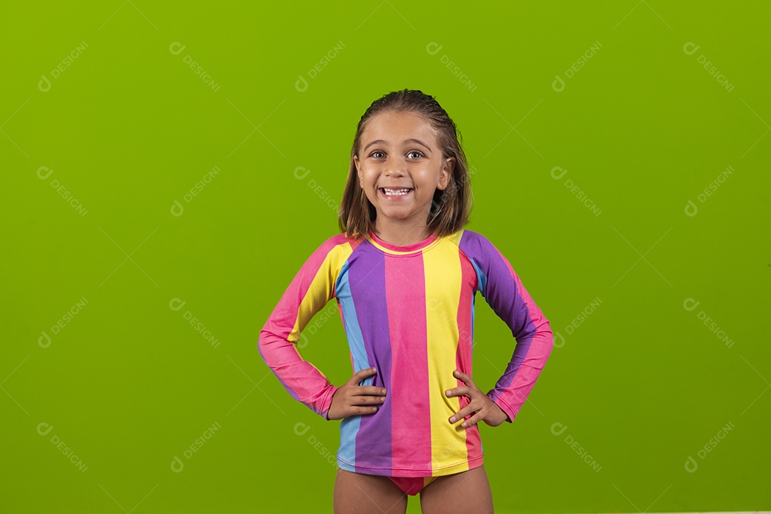 Garotinha com mãos na cintura e roupa de banho