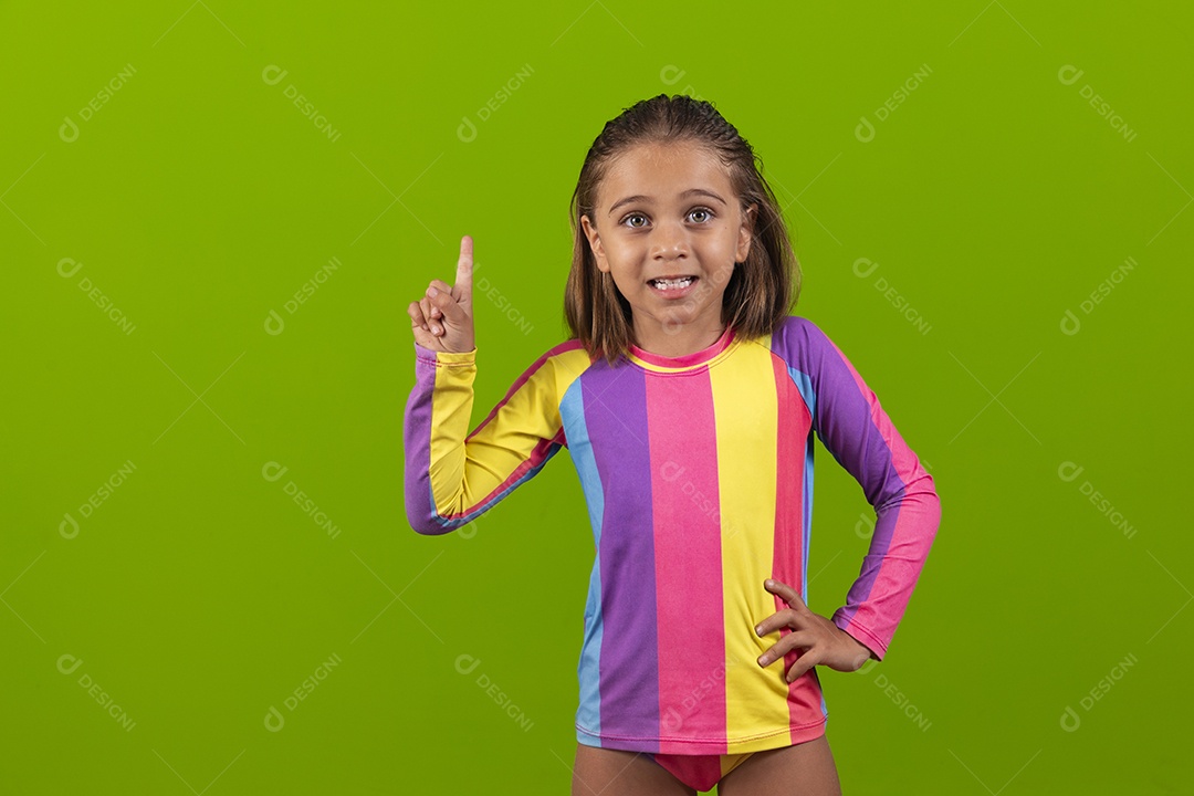 Linda criança com roupa de banho apontando para cima