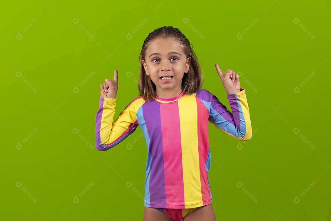 Garotinha linda apontando para cima