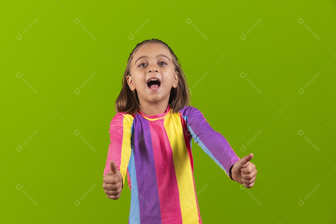 Linda garotinha com gesto de beleza