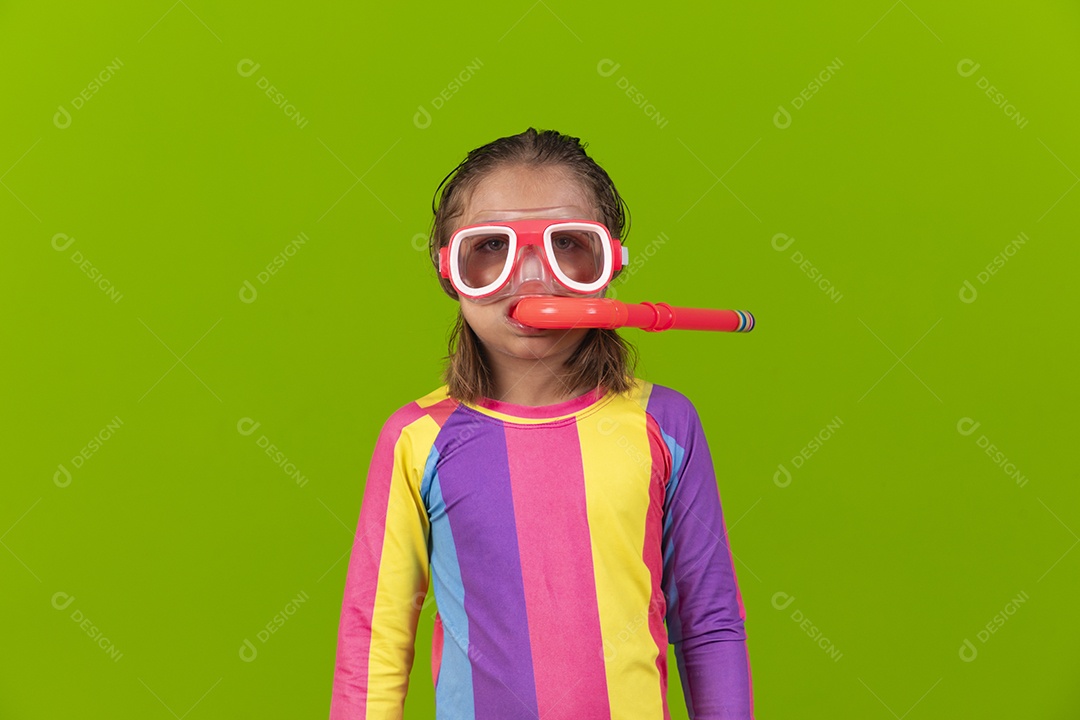 Linda garota com roupa de mergulho