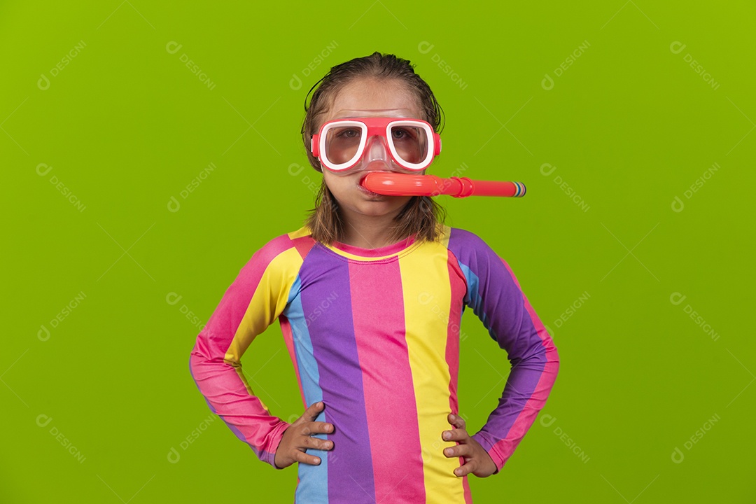 Linda garotinha com roupas de mergulho