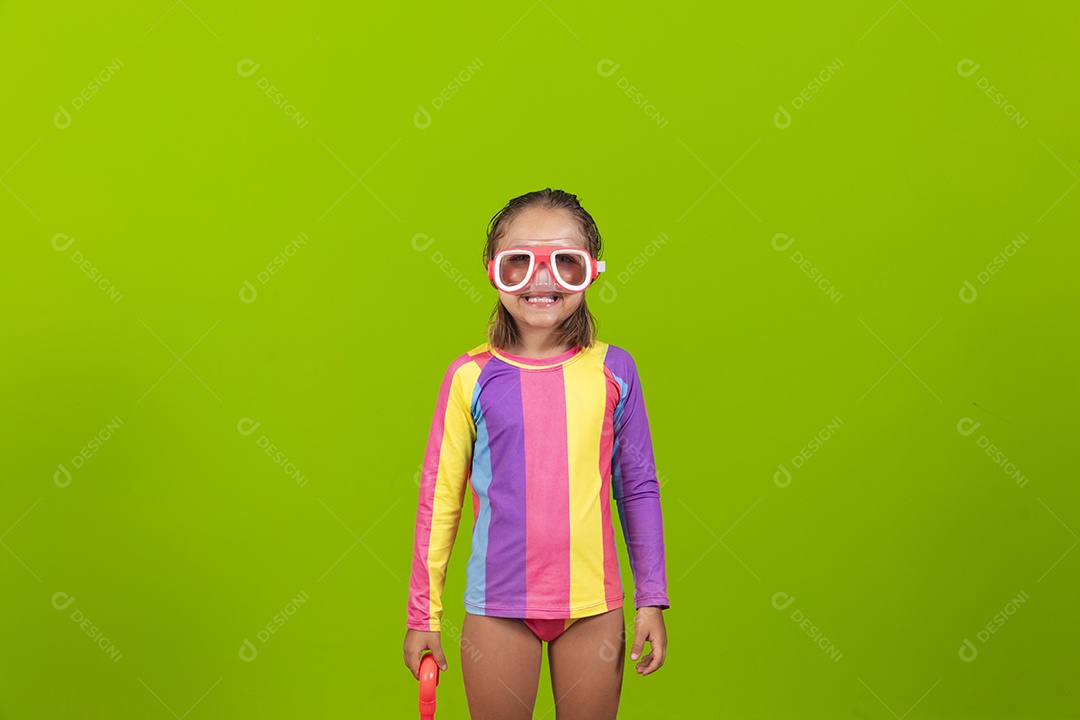 Garota linda com roupa de mergulho