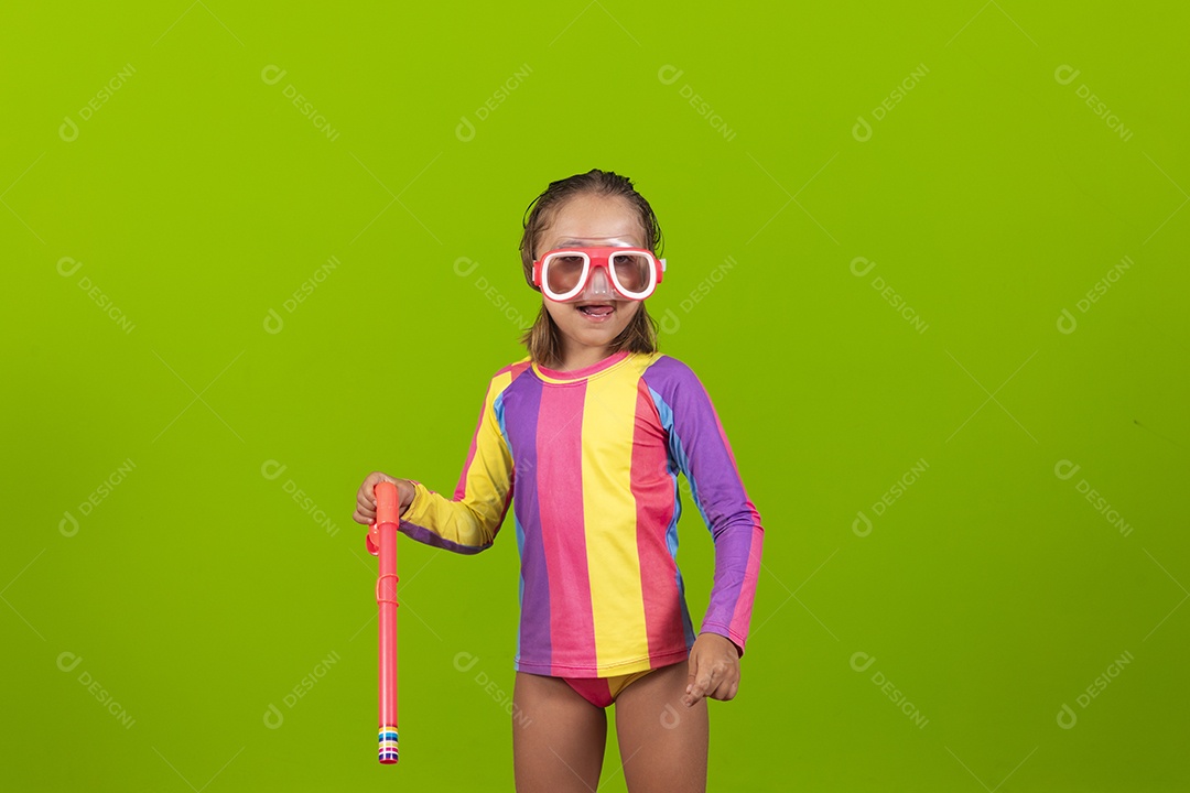 Linda menina com roupa de mergulho