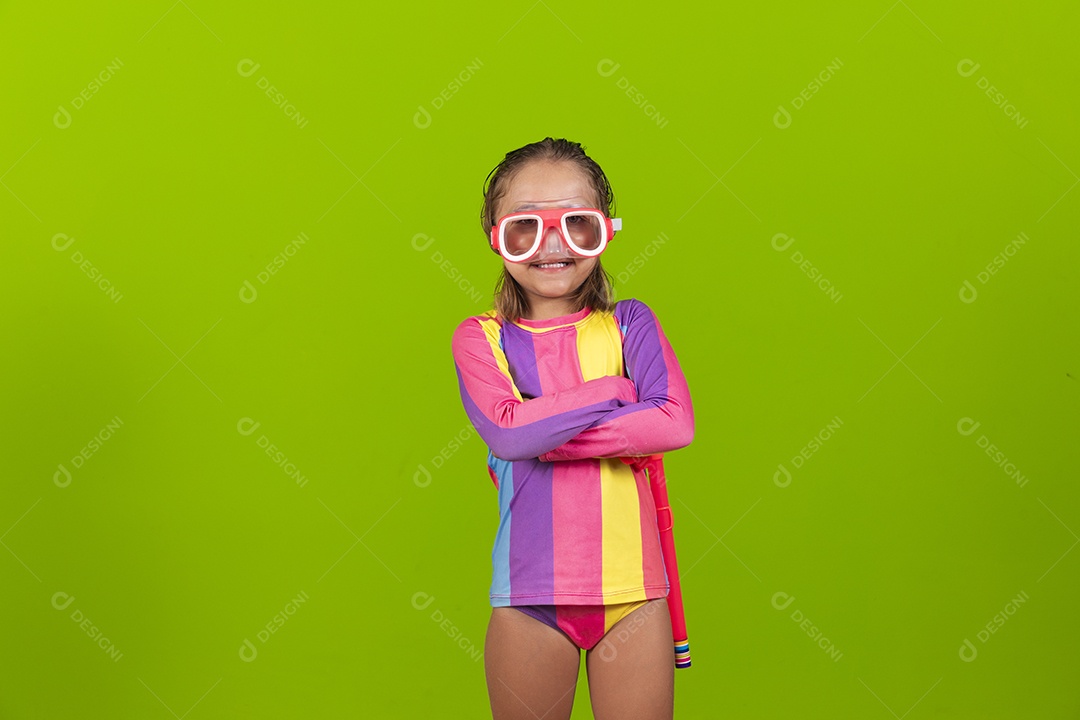 Garota feliz com roupa de mergulho