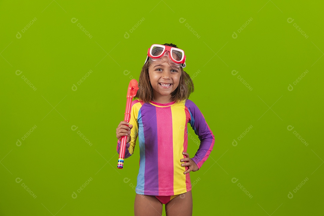 Linda garotinha com roupa de mergulho