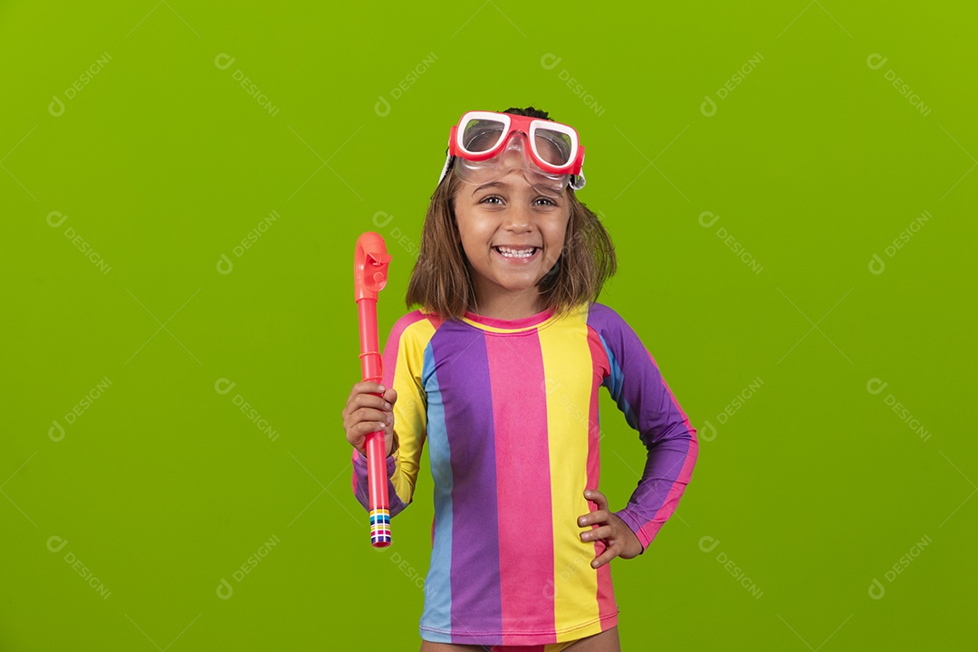 Linda garotinha com equipamento de mergulho