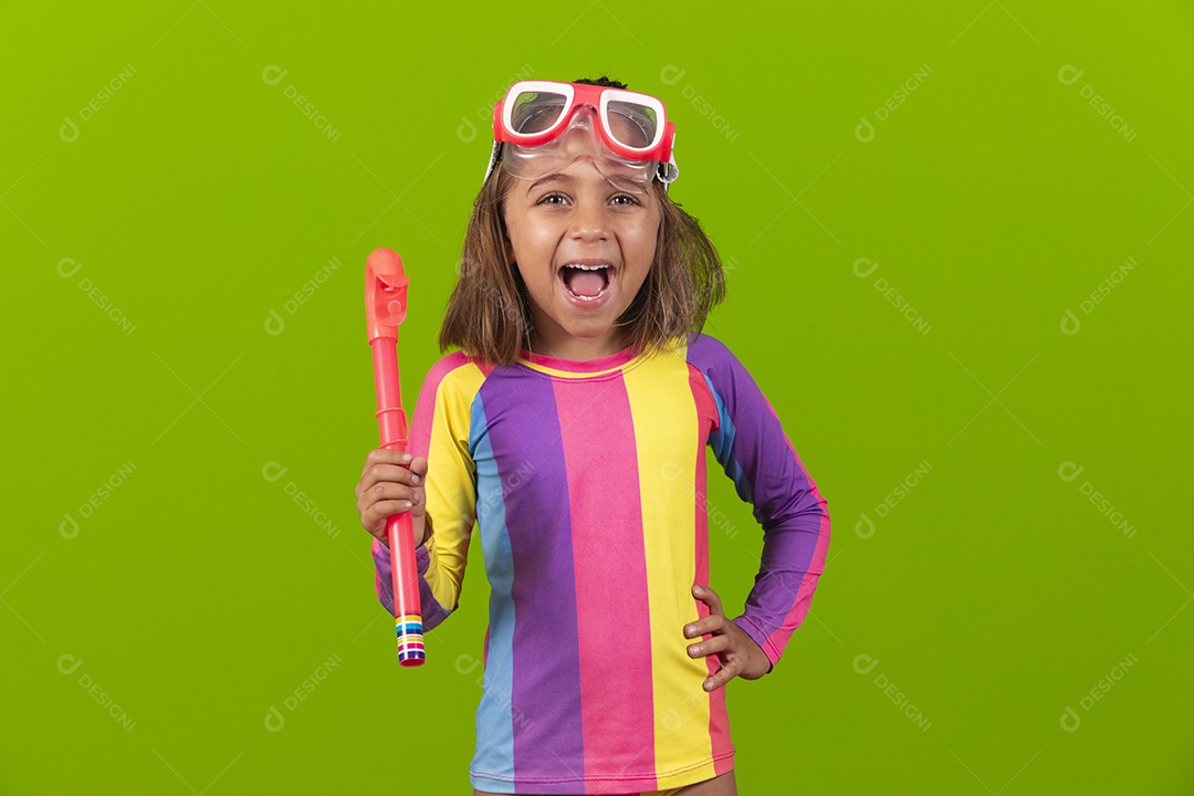 Garotinha com máscara de mergulho e snorkel