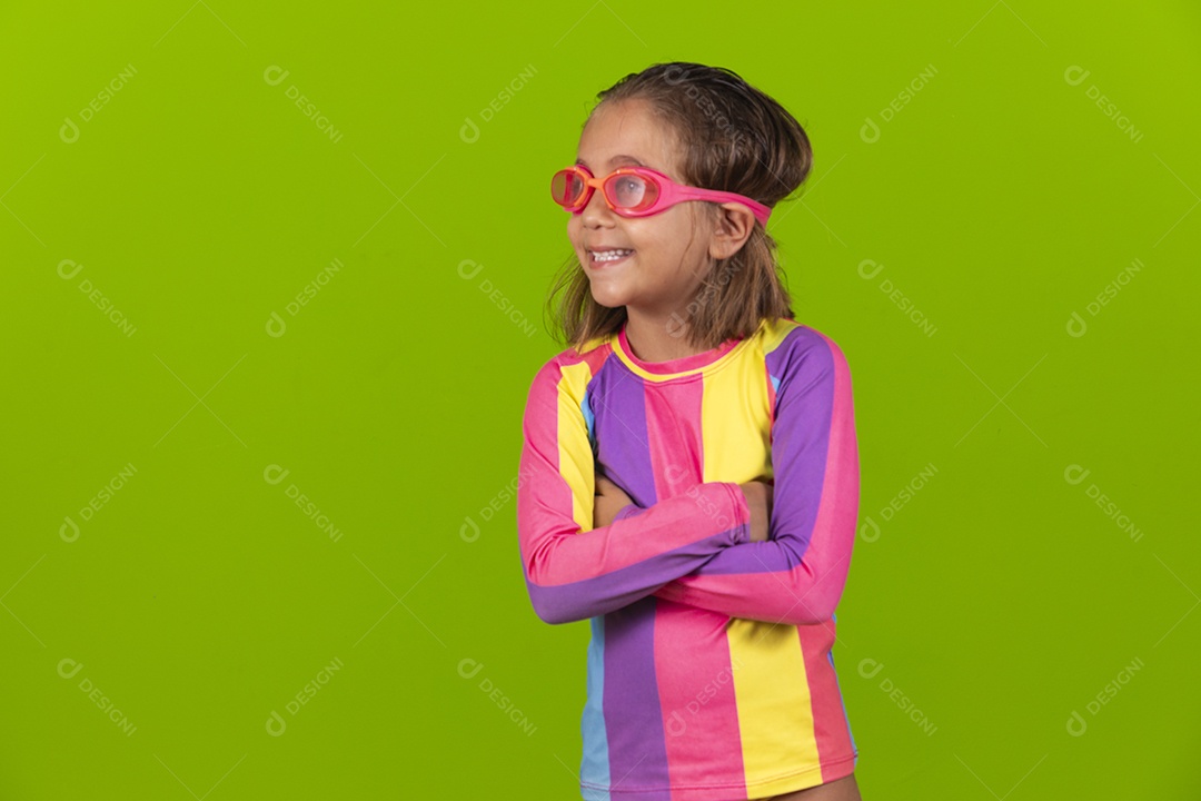 Criança fofa de braços cruzados