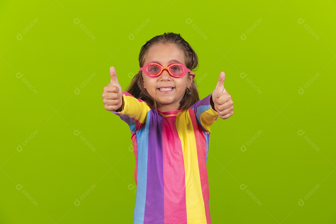 Linda menina com óculos e fazendo gesto de beleza