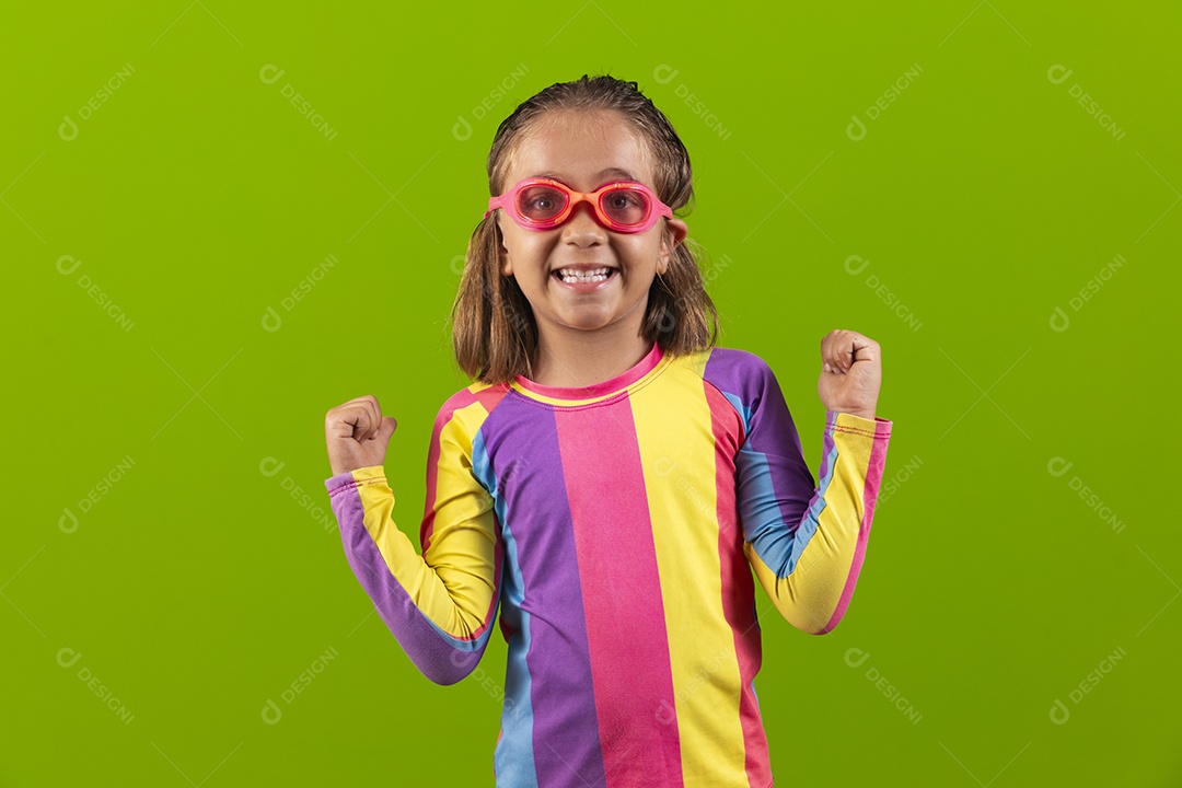 Linda menina com roupa colorida e óculos