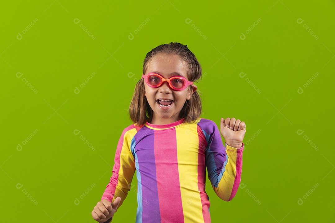 Garota feliz com óculos de natação