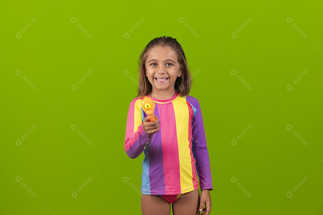Menina com pistola nas mãos e roupa colorida