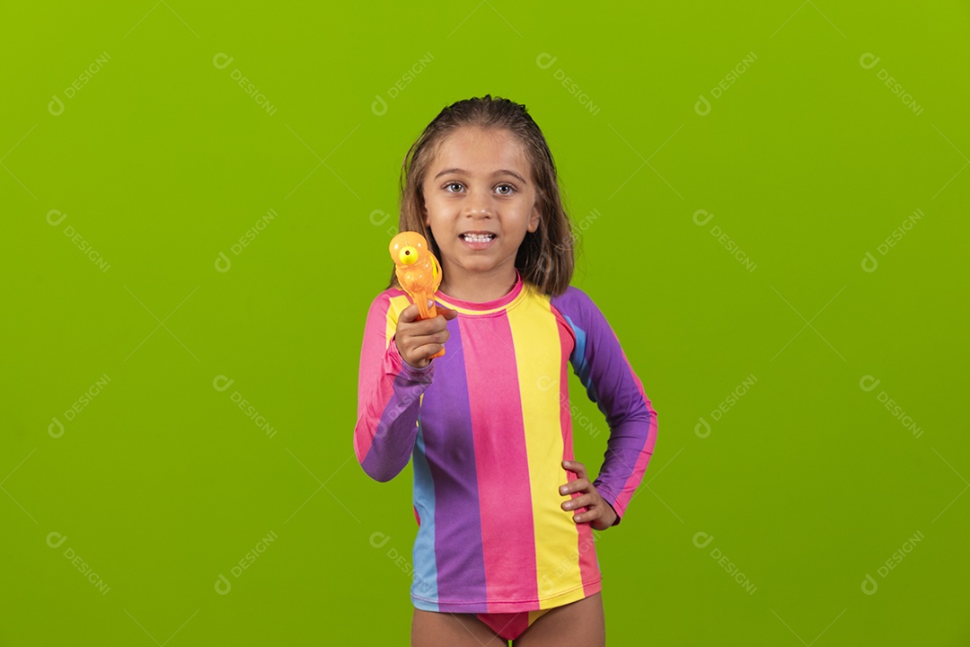 Linda garotinha sorridente com pistola de água