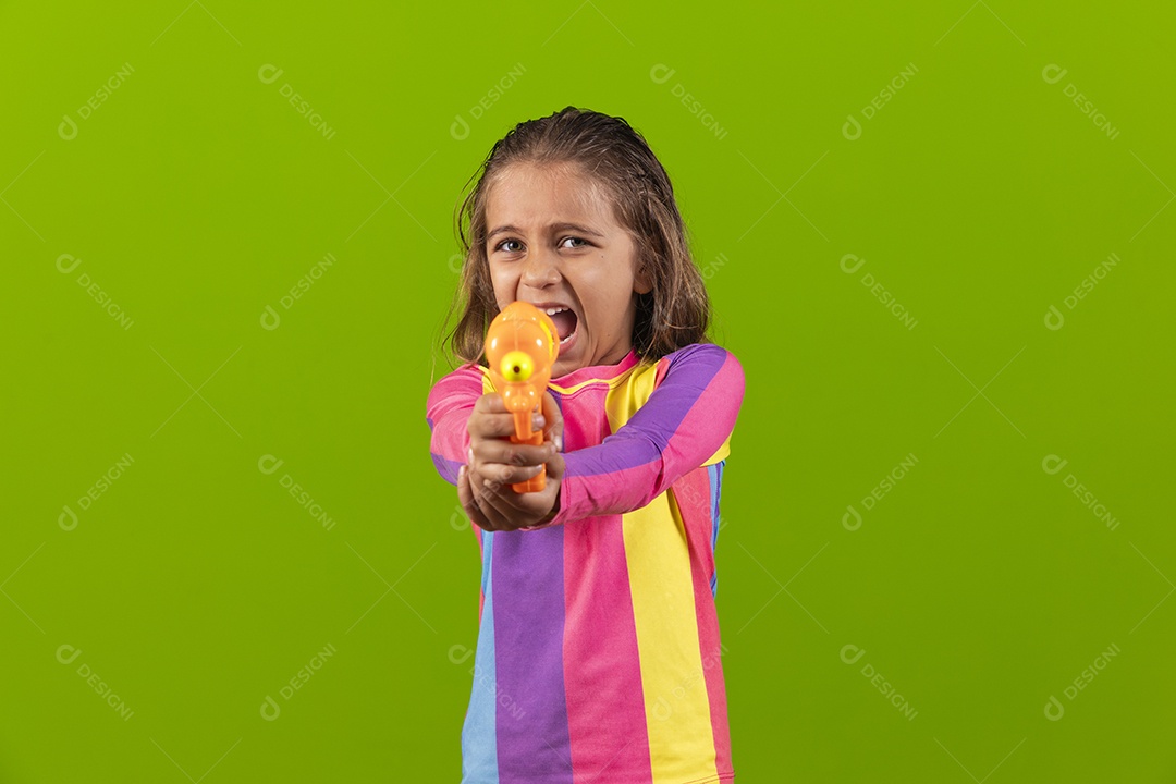 Linda garotinha com pistola de água