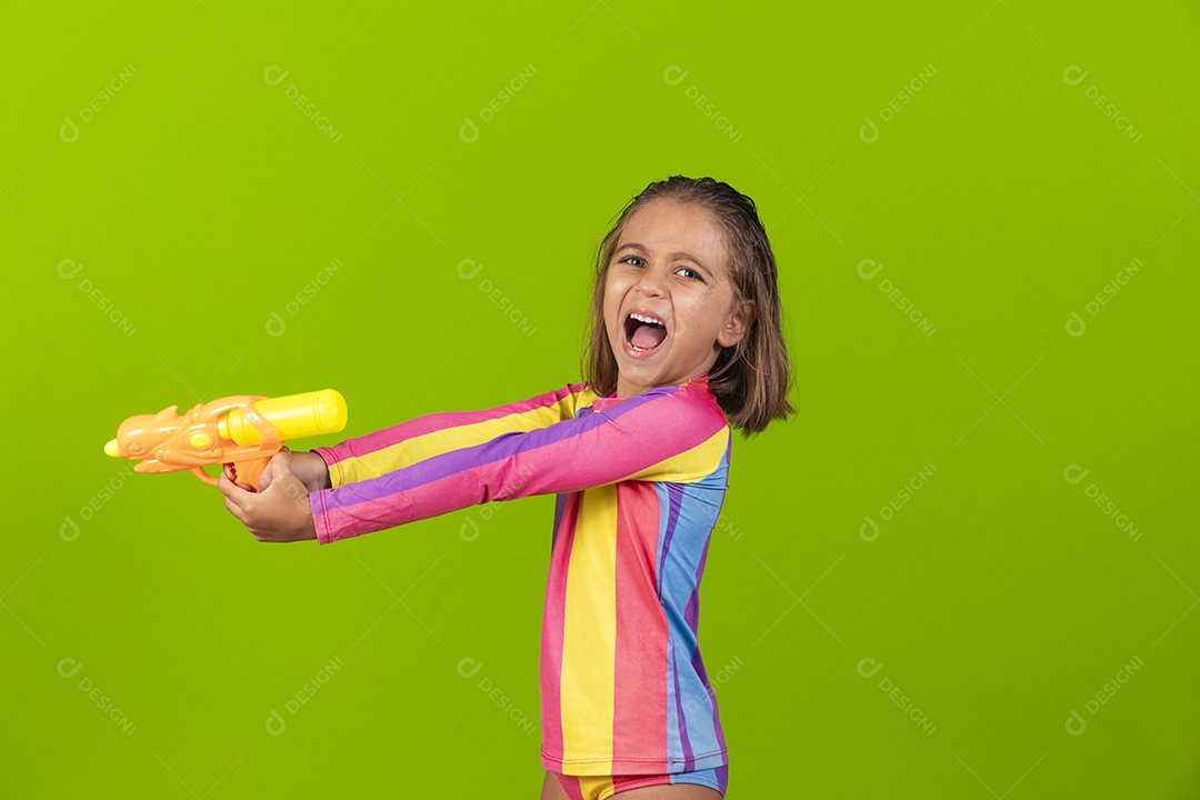 Garotinha feliz com pistola de água brincando