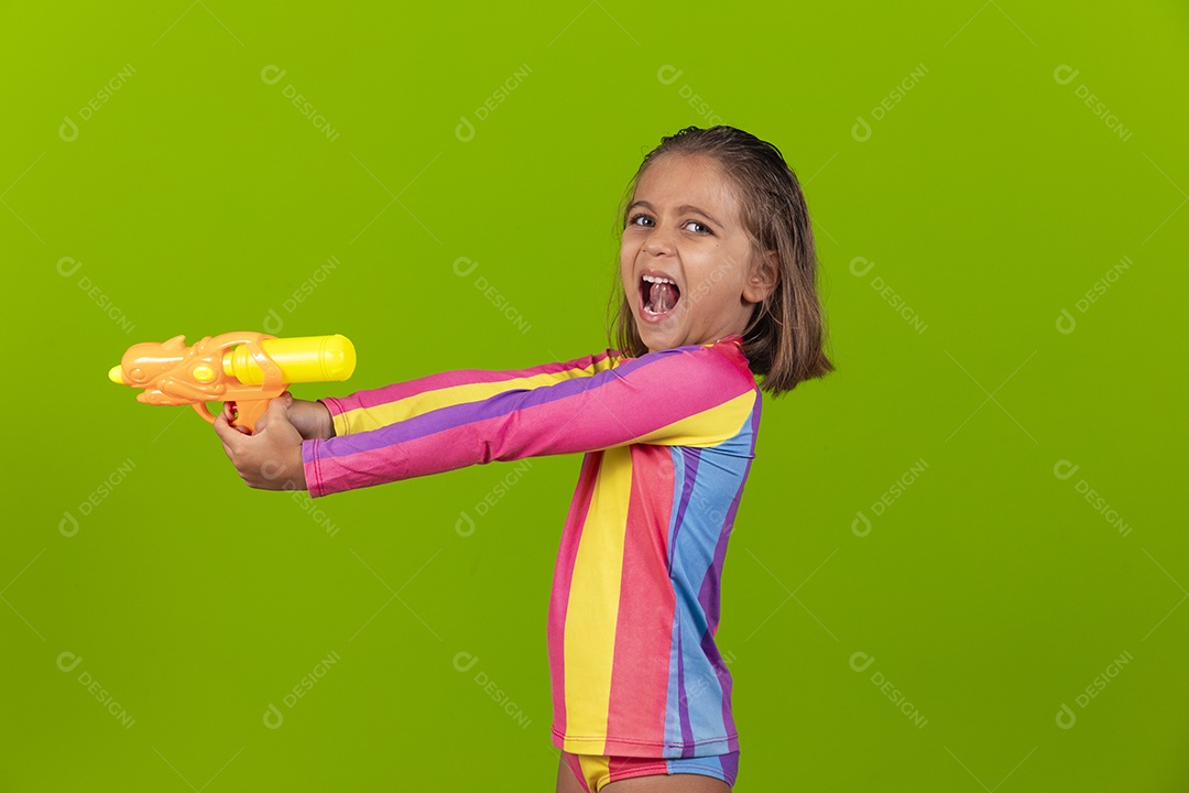 Linda garota fofinha se divertindo com pistola de água